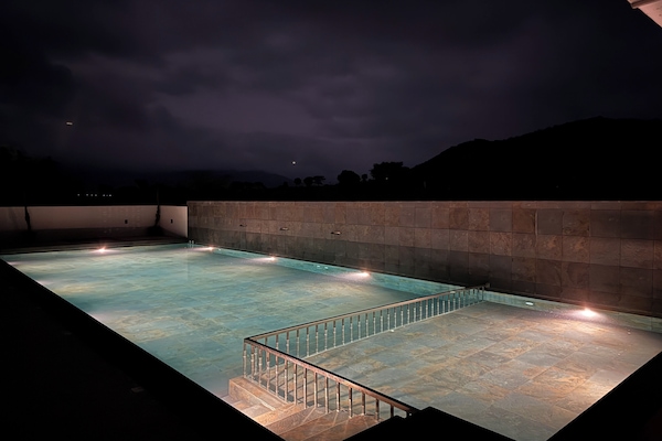 Una piscina al aire libre