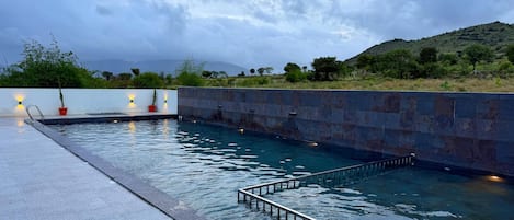 Una piscina al aire libre