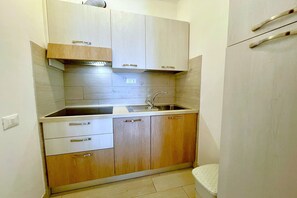 Fridge, stovetop, dining tables - Apartment in Italy with Coastal Views (Porto Santa Margherita)