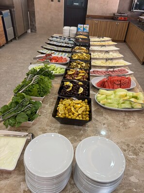 Breakfast and dinner served, Turkish cuisine - Zeus Otel (Güzelçamli)