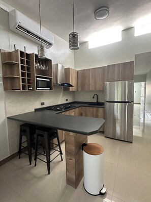 Refrigerador, microondas, cafetera/tetera, tostadora