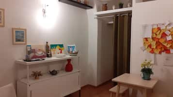 Estudio | Zona de estar | Televisión de 20 pulgadas con canales digitales