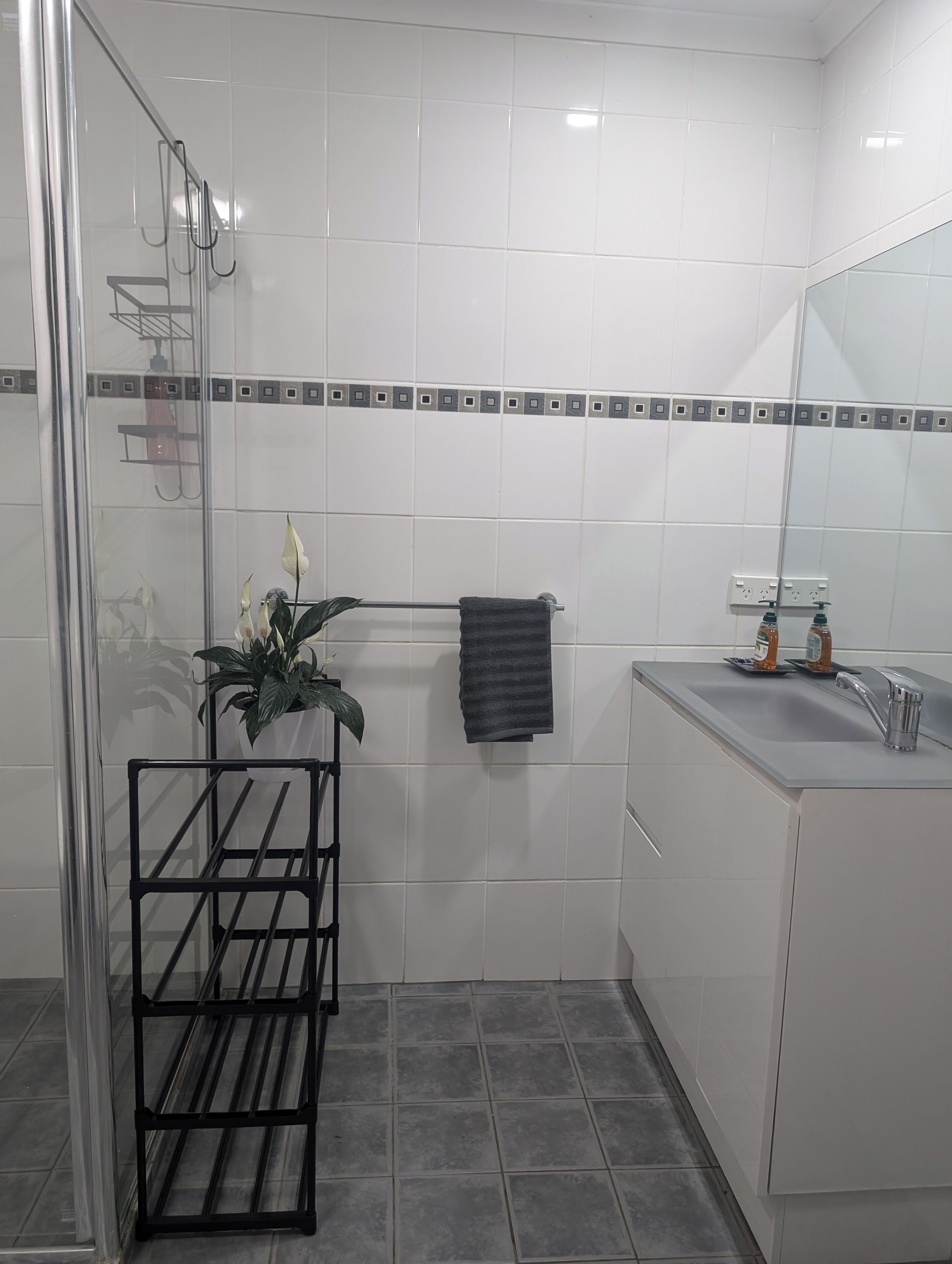 Dusche, Haartrockner, Handtücher, Seife