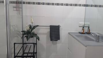 Dusche, Haartrockner, Handtücher, Seife