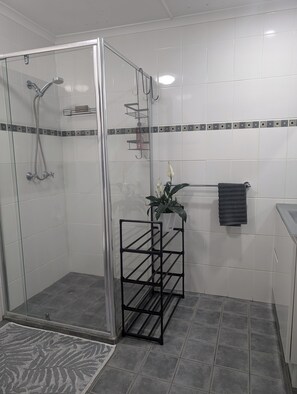 Shower, hair dryer, towels, soap - Inner City Classic Queenslander (Parramatta Park)