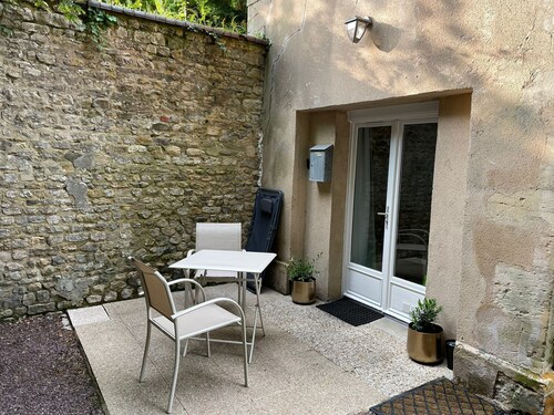 Quiet, small house with terrace, in the center of Bayeux