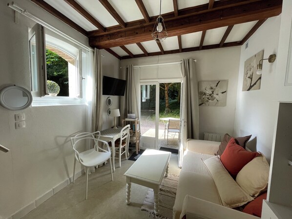 TV, books - Quiet, small house with terrace, in the center of Bayeux (Bayeux)