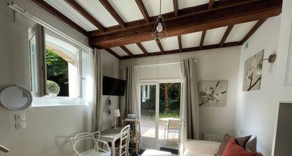 Quiet, small house with terrace, in the center of Bayeux