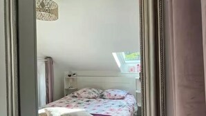 1 غرفة نوم وخزنة داخل الغرفة ومكتب ومكواة/لوح كي