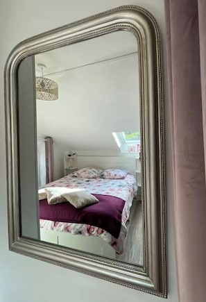 1 habitación, caja de seguridad en la habitación y escritorio