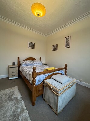 2 habitaciones, tabla de planchar con plancha, wifi y ropa de cama 