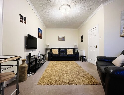  Modern 2 Bedroom Flat Near Train & Bus stations & near beach