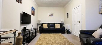  Modern 2 Bedroom Flat Near Train & Bus stations & near beach