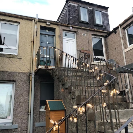 Außendetails. 2-Bed Upper Flat Near Leven Station & Beach