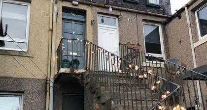 Spacious 2-Level Flat Near Train 7mins & Bus stations & near beach