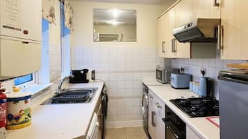 Microonde, forno, piano cottura, lavastoviglie