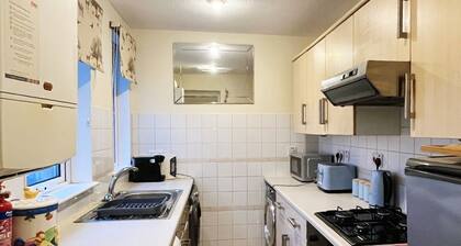 Modern 2 Bedroom Flat Near Train & Bus stations & near beach