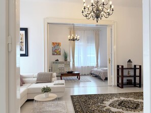 Smart TV - Elegant 2BDR 125m2 apartment in center of Budapest (Budapest)