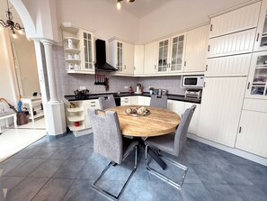 Dining - Elegant 2BDR 125m2 apartment in center of Budapest (Budapest)