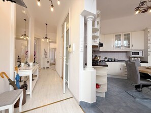 Microwave, dishwasher, coffee/tea maker, high chair - Elegant 2BDR 125m2 apartment in center of Budapest (Budapest)