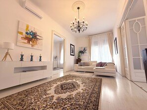 Smart TV - Elegant 2BDR 125m2 apartment in center of Budapest (Budapest)