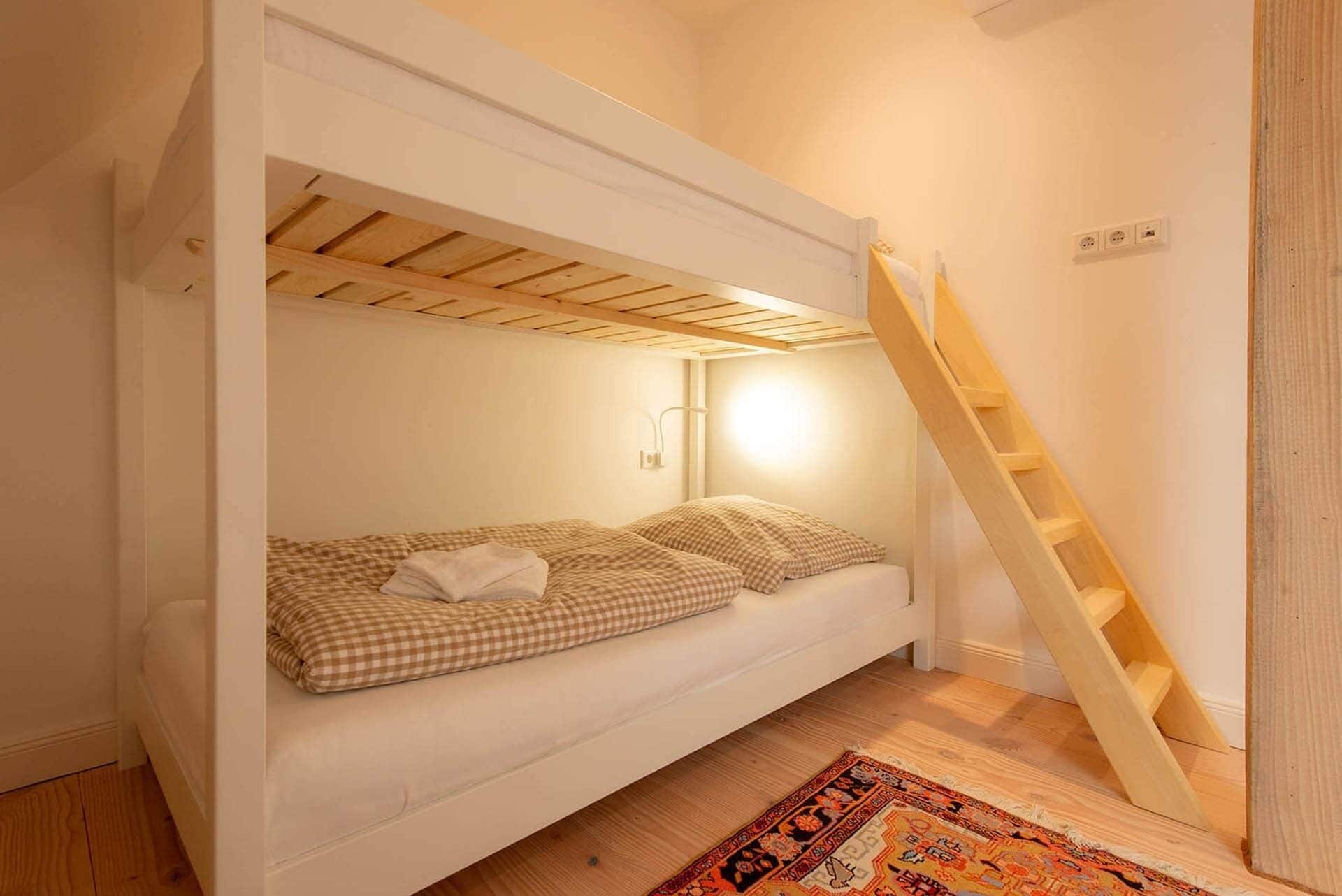7 bedrooms, WiFi, bed sheets