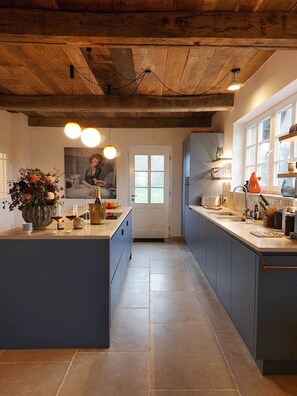 Fridge, oven, stovetop, dishwasher