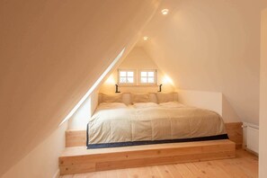 7 bedrooms, WiFi, bed sheets