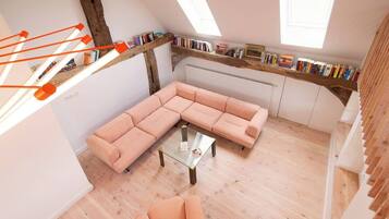 Una televisión, una chimenea