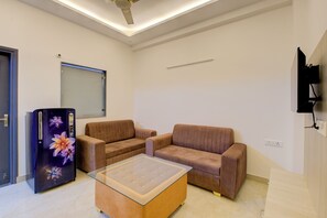 Family Apartment, City View | Living area