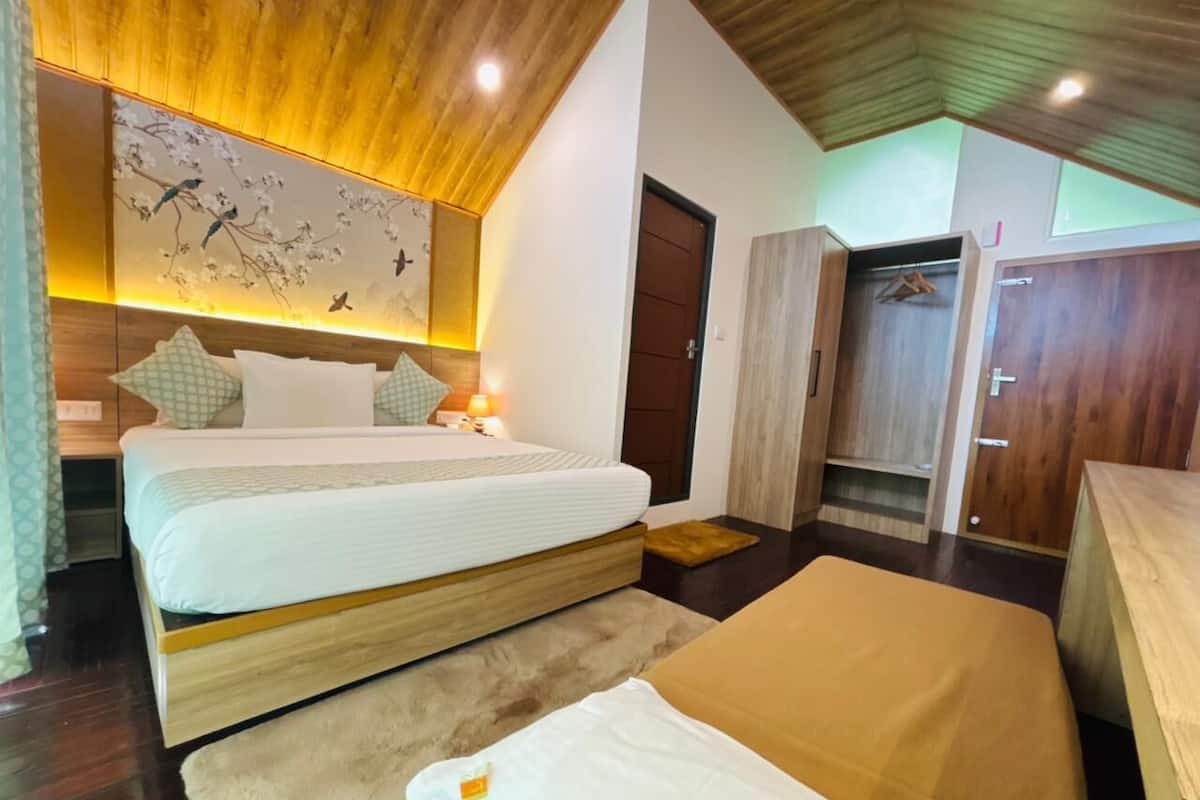 Un dormitorio moderno con una cama grande, cabecera de madera, un cuadro en la pared y un armario.