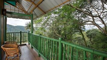 Deluxe Double Room, Garden View | Property grounds