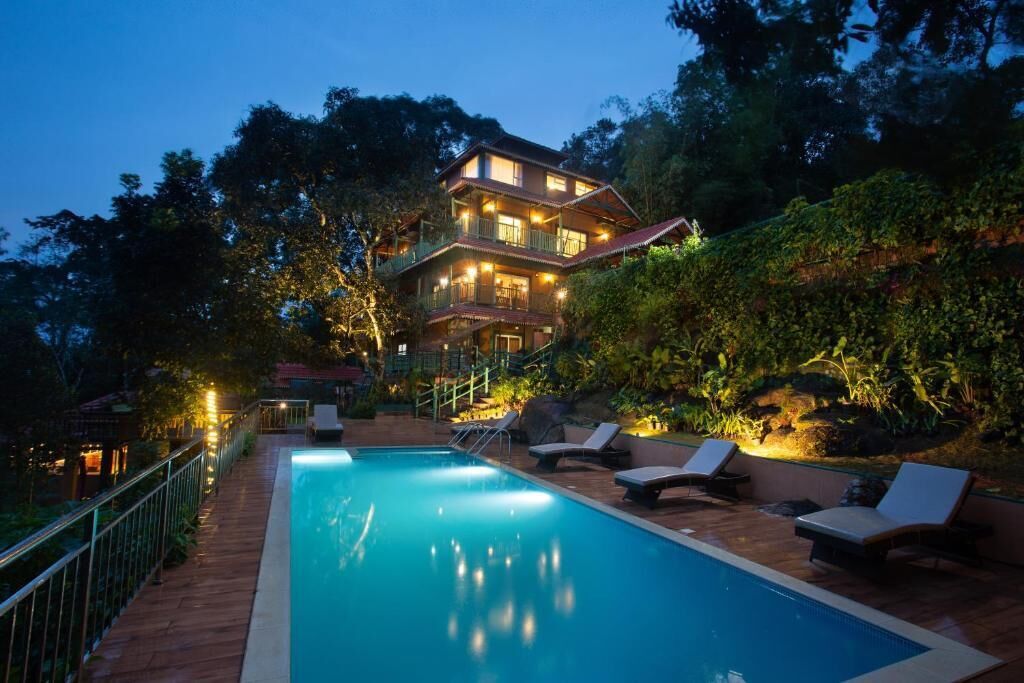 Una piscina al aire libre