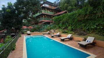 Hồ bơi ngoài trời