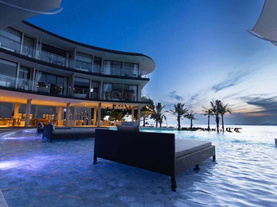 Alberca al aire libre, acceso de 08:00 a 23:00, y camastros