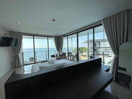 Deluxe Suite conner sea view | Free WiFi, bed sheets