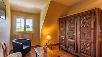 Chimenea, tenis de mesa y libros