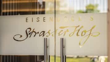 Kyltti, jossa lukee kultaisin kirjaimin teksti: ”Eisenbock’s Strasser Hof”.