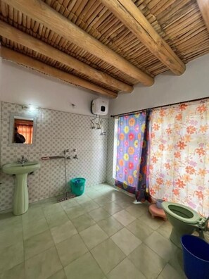 Regadera, toallas, jabón, papel de baño 