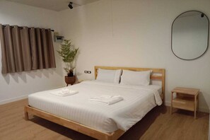 1 bedroom, desk, bed sheets - Elegant DBL Escape | Just Steps from Patong Shore (Phuket)