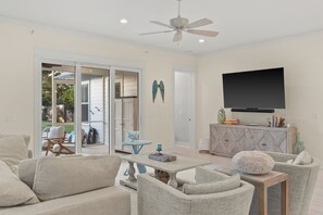 Smart TV - Tipsy Mermaid by Avantstay | Private Pool, Games & Walk to Santa Rosa Beach (Santa Rosa Beach)
