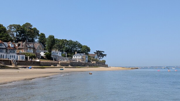 A coastal beach with houses and a clear sky. - 19 Seaview Bay-Isle of Wight (Seaview)
