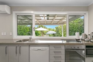 Fridge, microwave, oven, dishwasher - Beautiful home - spacious, peaceful, modern, with outdoor deck, and fully fenced for pets (Taupō)