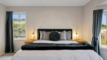3 bedrooms, desk, iron/ironing board, free WiFi