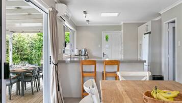 Geladeira, micro-ondas, fogão, lava-louças