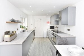 Private kitchen - Ocho Homes By Eight Continents - R3 (Belfast)