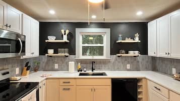 Microondas, horno, placa de cocina, lavavajillas