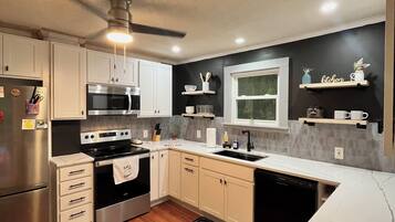 Microondas, horno, placa de cocina, lavavajillas