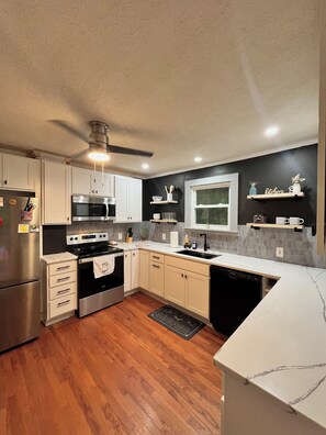 Micro-ondes, four, plaque de cuisson, lave-vaisselle