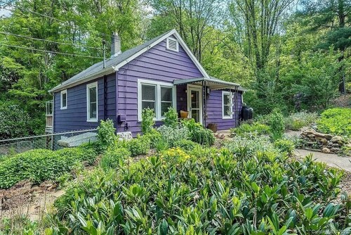 Charming Purple Cottage located 10 minutes from Downtown Asheville